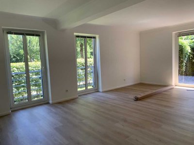 Renovierte 2-Zimmer-EG-Wohnung mit großer Terrasse und Tiefgarage - ruhig und zentral in Ahrensburg