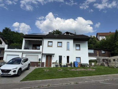 Großzügiges Wohnhaus mit Nebengebäuden in Waldrandnähe