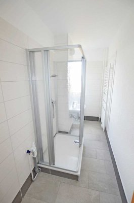 sanierte 3-Raum-Wohnung mit Aufzug, Dusche, Balkon, PKW-Stellplatz! Bezug ab 01.10.2025 möglich!