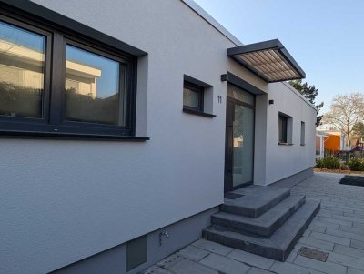 Erstbezug nach High-End Sanierung: Schlüsselfertiger Design-Bungalow mit Open-Living & großem Garten