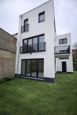 Reinickendorf: Letteallee: ERSTBEZUG im EIGENEN HAUS + GARTEN: 4 - 6 Zi. - 150-200 m² ab SOFORT