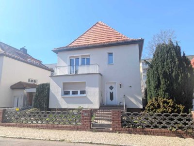 Freistehendes großzügiges Einfamilienhaus in begehrter Wohnlage mit EBK, gr. Garage, Keller, Garten