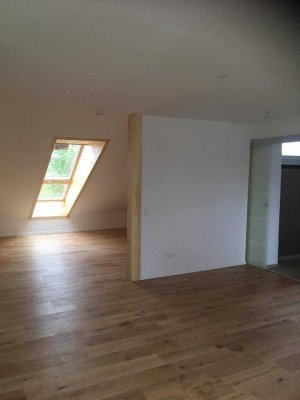 Nachmieter für schöne helle Dachgeschosswohnung gesucht - moderner Wohnungsschnitt mit Balkon