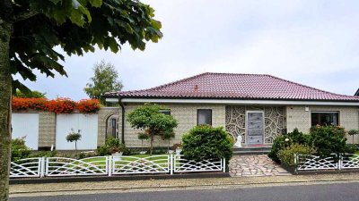 Stilvoller WINKELBUNGALOW mit Wohlfühlambiente und liebevoll gestaltetem Gartenparadies