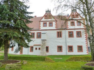 **Wohnen im Schloß** gemütlich kleine DG- Wohnung