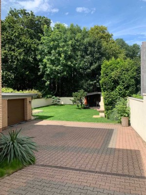 Mehrgenerationshaus mit zwei Garagen und großen Garten im Müngersdorf (Bitte keine Makleranfragen)