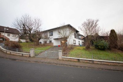 DIETZ: Bungalow für 1-2 Generationen mit 2 Garagen auf Eckgrundstück!