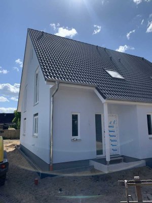 Neubau Erstbezug! Gelungene 4-Zimmer-Doppelhaushälfte in bester Lage von HH-Bramfeld/Wellingsbüttel