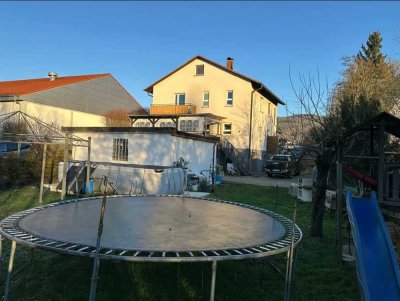 Familientraum mit Stil: Modernisiertes Einfamilienhaus auf großem Grundstück