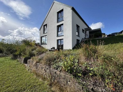 IK | Altenkirchen: Modernes Split-Level-Einfamilienhaus am Feldrand von Altenkirchen