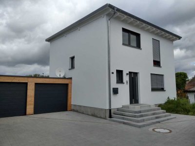 Direkt vom Eigentümer: modernes und neuwertiges Einfamilienhaus mit großem Grundstück