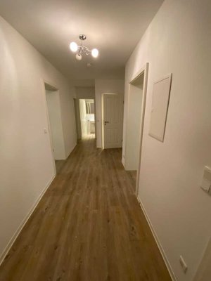 Renovierte 3 Zimmerwohnung mit 2 Balkonen und Garage in zentraler Lage