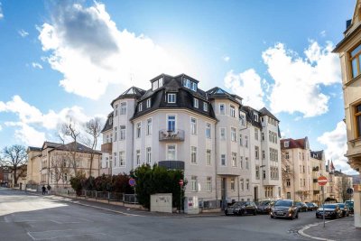 Kleines Nest: Mit frisch saniertem Badezimmer, kleinem Balkon und EBK