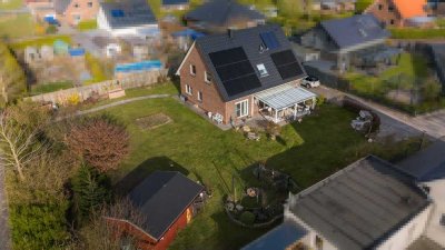 Modernes Einfamilienhaus mit PV-Anlage, Doppel-Carport & großem Garten in Wilhelmshaven-Voslapp