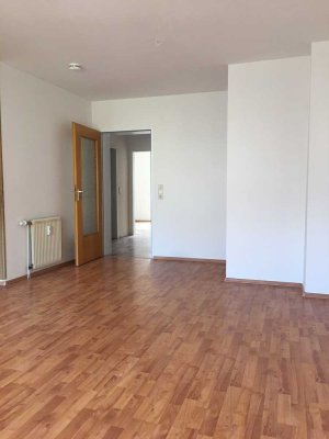 Frisch gestrichene und praktische 2-Zimmer-Wohnung mit Balkon und Aufzug im Haus