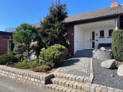 **Freistehendes Einfamilienhaus mit Garage und Büro und 2 Hallen**