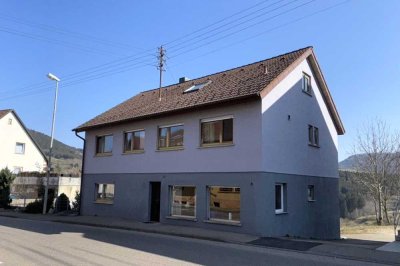Sofort frei: Zweifamilienhaus mit zusätzlicher Ausbaureserve
