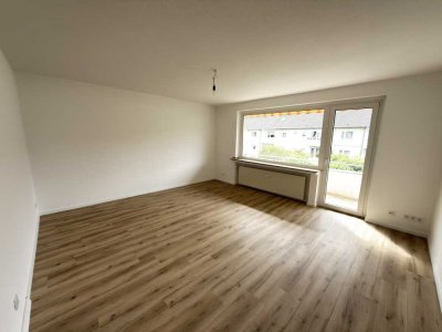Erstbezug  - Frisch sanierte und renovierte helle 2 Zimmer Wohnung mit Balkon