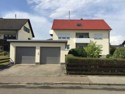 Schöne DG-Wohnung mit drei Zimmern sowie Balkon und Einbauküche in Holzheim