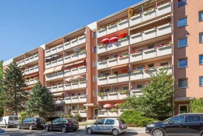 Sehr selten! 3-Raum-Wohnung für junge Leute mit großer Küche