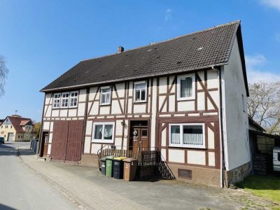 Fachwerkhaus mit Nebengebäude und Garten im historischen Ortskern von Grebenstein