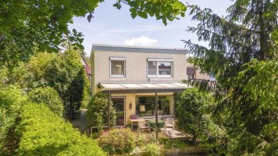 Ruhige Waldrandlage: Reihenendhaus mit sonnigem Südwest-Garten und Sauna