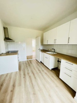 ***Tolle 3-Raumwohnung mit Einbauküche in ruhiger Lage***