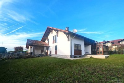 Großzügiges Familiendomizil mit Wintergarten und Einliegerwohnung - Wohnen in ruhiger Siedlungslage!