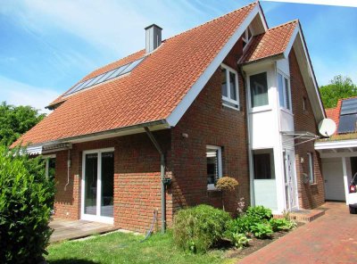 Attraktives Einfamilienhaus m. herrl. Garten, Terrasse, Kaminofen, EBK und Carport