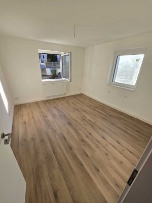 3,5 Zimmer Wohnung kernsaniert mit Einbauküche und Garage