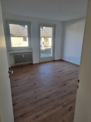 Frisch renovierte 2,5-Zimmer Wohnung inkl. EBK und Balkon