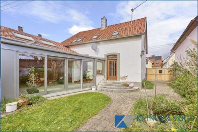 ** Dornröschen (leicht lädiert) ** sucht Prinzenfamilie! EFH in Haus/Hof-Bauweise)