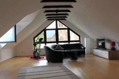 Schöne, geräumige zwei Zimmer-Dachwohnung in Frankfurt am Main, Heddernheim