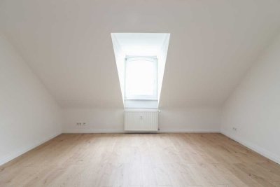 Lichtdurchflutete Dachgeschoss-Oase mit moderner Einbauküche und Tageslichtbad