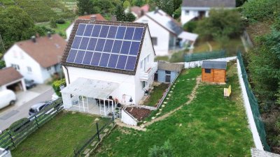 Familienidyll mit viel Platz: Freistehendes Einfamilienhaus mit großem Garten, zwei Terrassen.