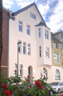 Nach energetischer Sanierung: ruhige, helle 3-Zi.-Altbau-Wohnung mit Balkon im Hochparterre