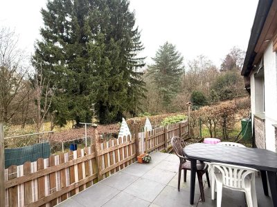 Charmante, vermietete 2-Zimmer-Wohnung im bungalowartigen Stil mit Terrasse, Gartenanteil und Garage