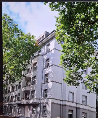 Sanierter Altbau, charmante 4-5 Zi, II. OG, Aufzug, 2 Balkone! Geräumig, sonnig ! Sofortbezug !