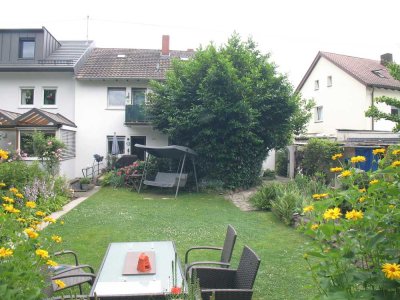 VERMIETETES, HALBFREISTEHENDES 2-FH MIT HERRLICHEM GARTEN IN BESTER LAGE