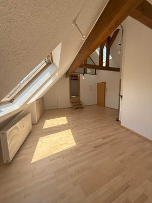 Helle Dachgeschoss-Wohnung mit tollem Blick und TG Stellplatz