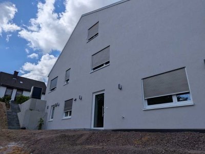 Erstbezug: 2 Zimmer Wohnung, 55qm im Zweifamilienhaus.
Neubau 2025