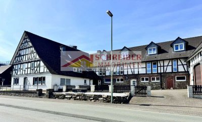 Großes, gepflegtes Anwesen mit Garagen, Mietwohnungen, Wiese und Scheune zu verkaufen