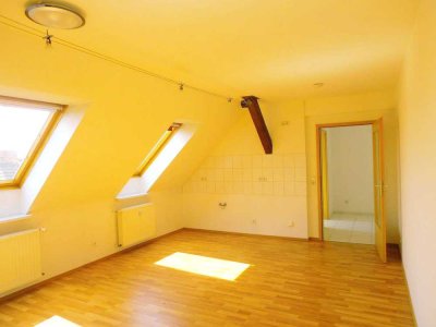 Helle Single-DG-Wohnung mit amerikan. Küche auf 4-Seiten-Hof in Eickendorf