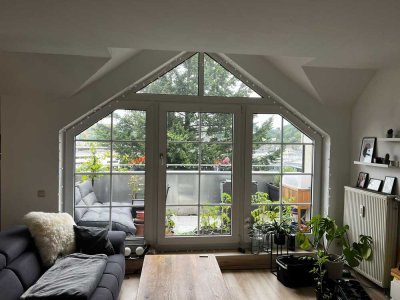 Attraktive 2-Zimmer-Dachgeschosswohnung mit geh. Innenausstattung mit Balkon und EBK
