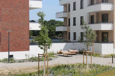 Wohnen am Wasser: Moderne 2-Zimmer-Wohnung mit Balkon, EBK  & TG
