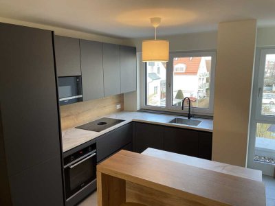 Exklusive 4-Raum-DG-Wohnung, gehobene Innenausstattung, Einbauküche in Germering