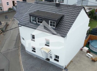 Genießen Sie modernes Wohnen: Exklusives Einfamilienhaus mit beeindruckender Dachterrasse