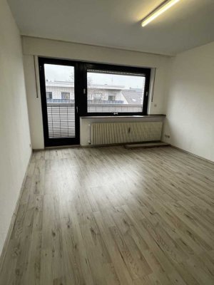 Helle 2-Zimmer-Wohnung mit Balkon, Jobcenter möglich