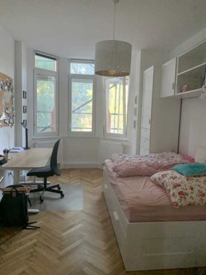 Komplett sanierte 3,5 ZKB mit Balkon und original Dielenböden und Wohnküche in stilvollem Altbau!