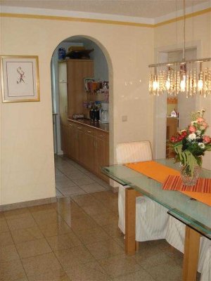 Schöne helle 3-Zimmer Wohnung mit Glaserker, von Privat